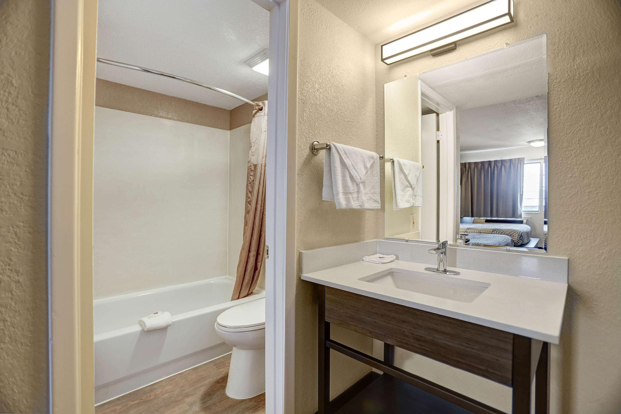 Hotel 6-amarillo, Tx - Airport